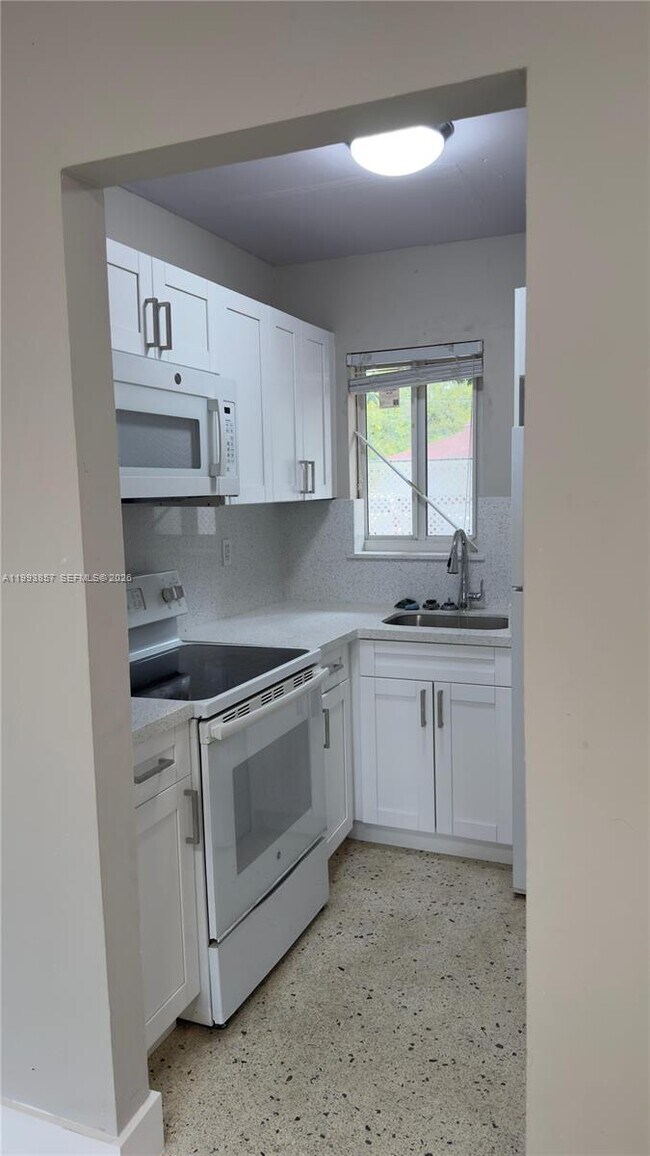 Building Photo - 1250 SW 4th St