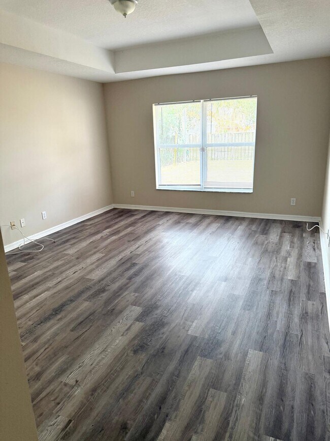 Building Photo - 549 SW Prater Ave