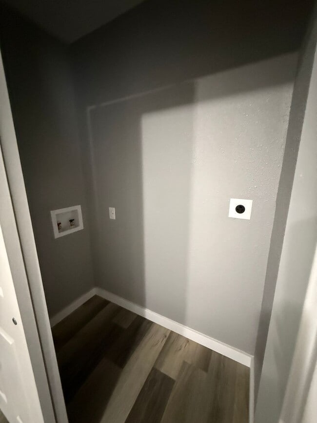 Building Photo - 3+ bedroom/2 bath house