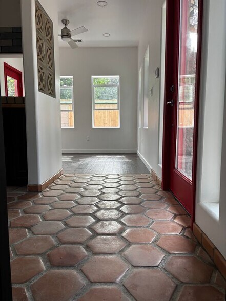 Building Photo - 1802 N Raymond Ave