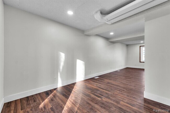 Building Photo - 8165 Leonard Dr