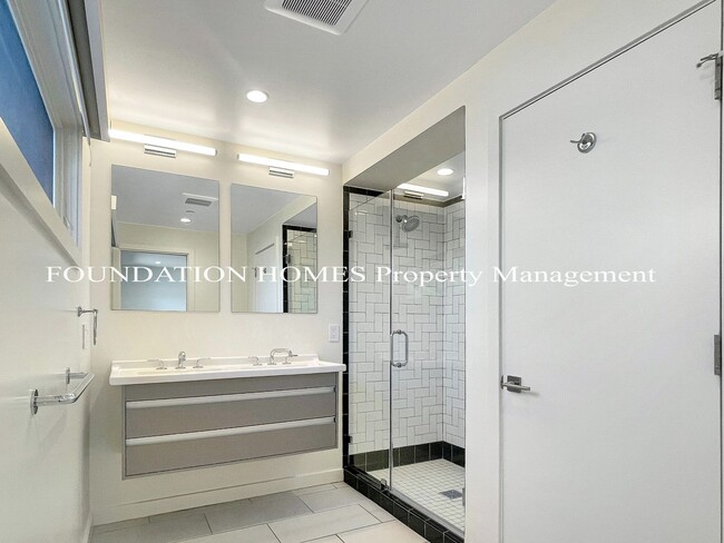 Building Photo - VIDEO - Ultra-Luxury Unit with SF City Vie...