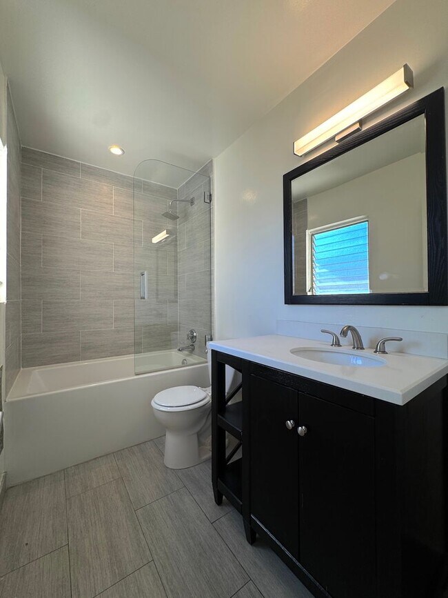 Building Photo - Spacious Top Floor 1 Bedroom in West Hollywood!
