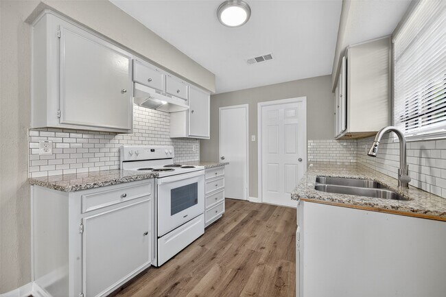 Building Photo - 5243 Wickview Ln