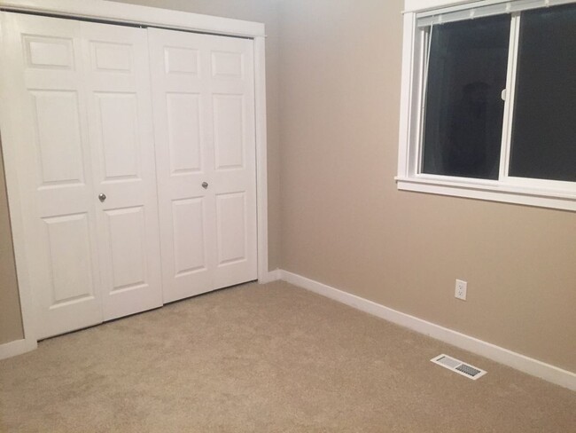 Building Photo - 3 bed/2 bath in Clover Ridge with AC, fenc...