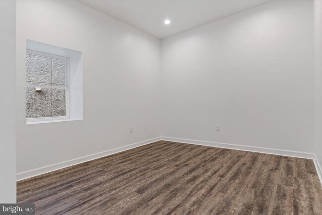 Building Photo - 980 N Marshall St