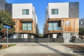 Building Photo - 3221 W Robinson Ln