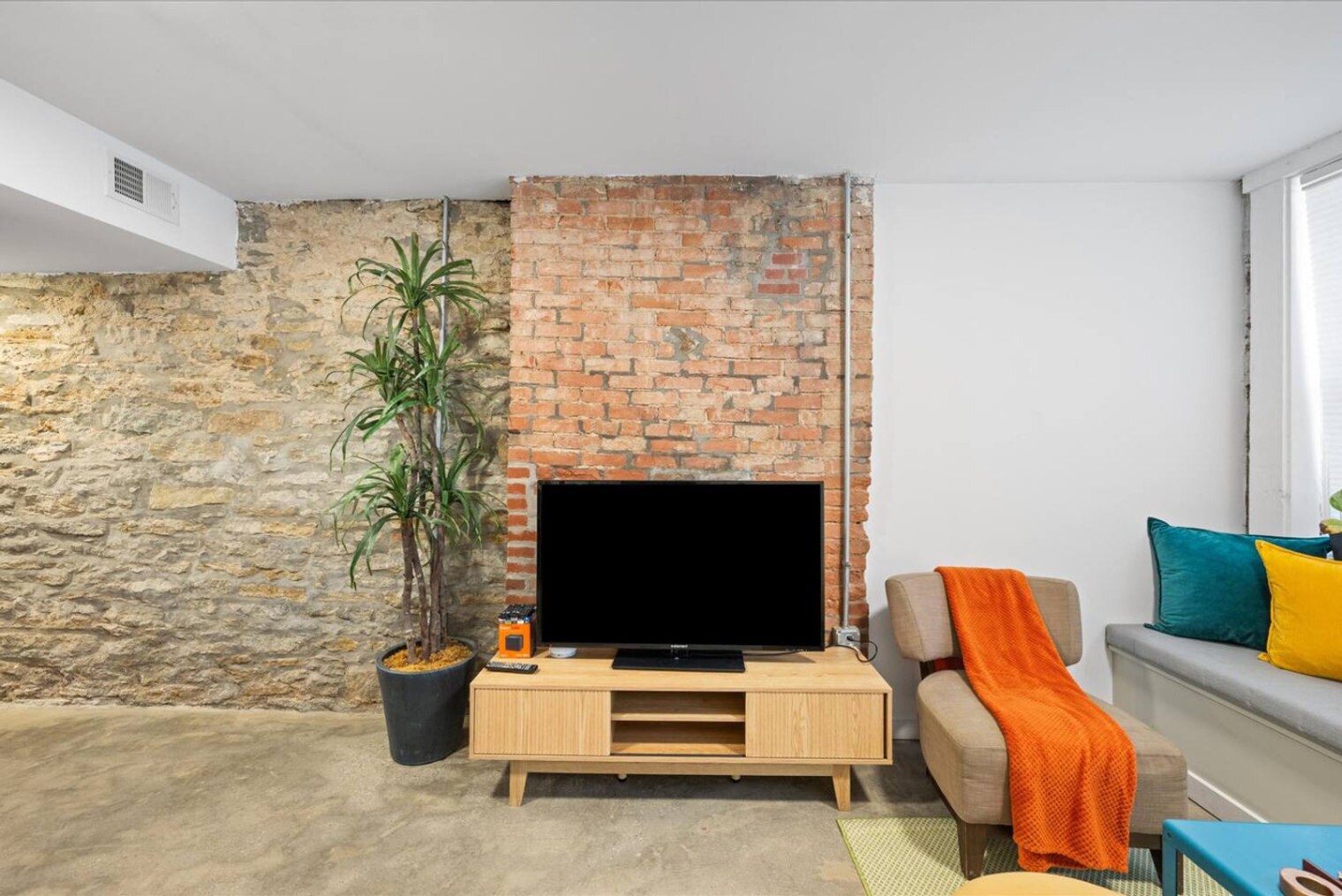 Building Photo - 2 Hust Alley