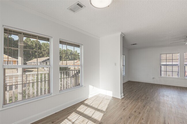 Building Photo - 121 Varsity Dr