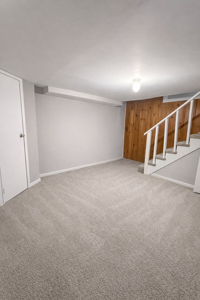 Building Photo - Home with Modern Kitchen, Finished Basement & Backyard Deck