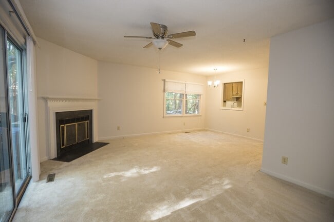 Building Photo - Available early July! Adorable 2 bed, 2.5 ...