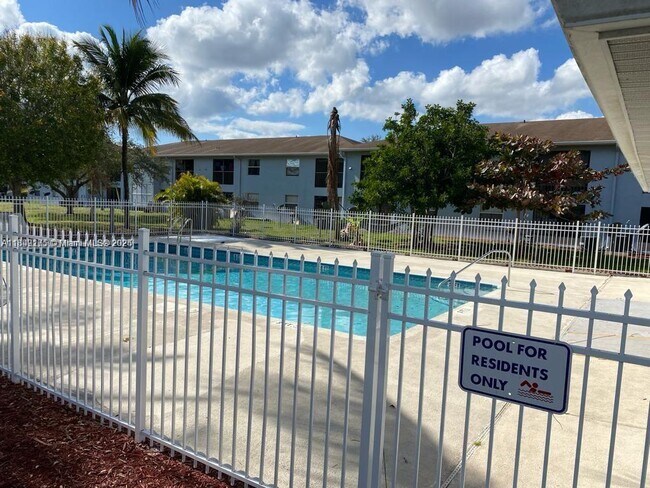 Building Photo - 617 Ixoria Ave