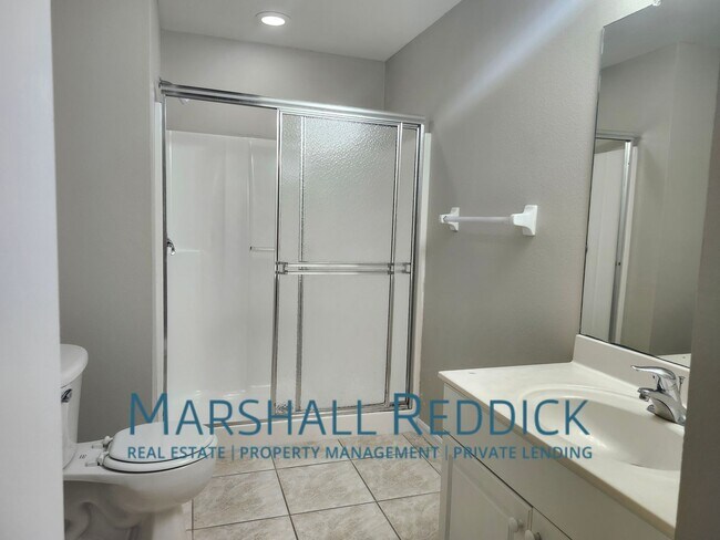 Building Photo - Super cute 2 bedroom 2 bath close to pine ...
