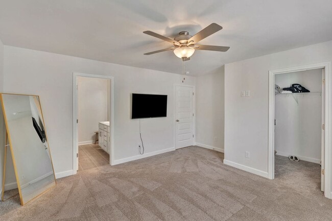 Building Photo - Hendersonville Townhome