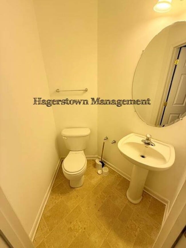 Building Photo - Townhouse Close to I-81 Roycroft Drive