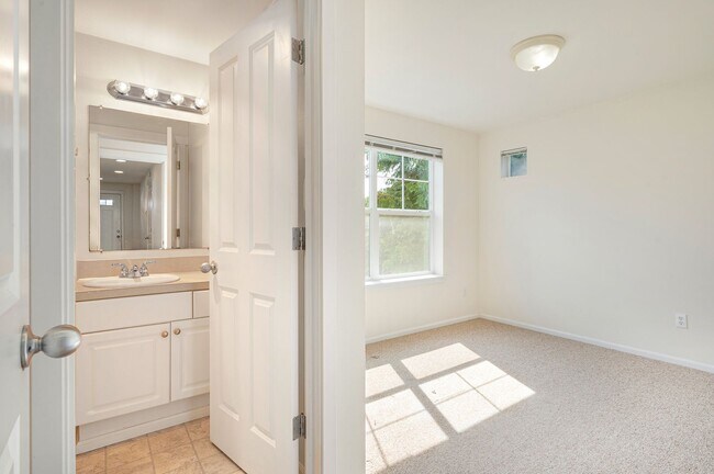 Building Photo - The Perfect Urban Escape: A Quiet, Safe 3-Bedroom Townhouse in North Queen Anne - Tour Now!