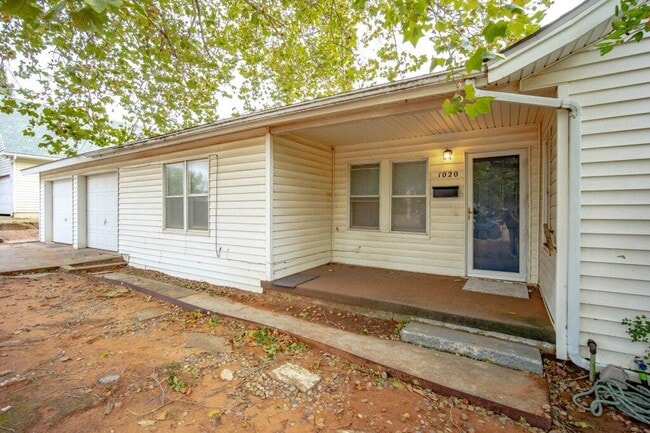 Building Photo - 1020 E Hurd St