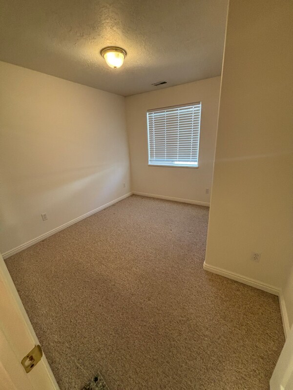 Building Photo - 19 E 400 S St