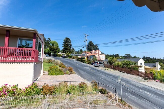 Building Photo - Elegant Kensington living with comfort, character, and scenic appeal