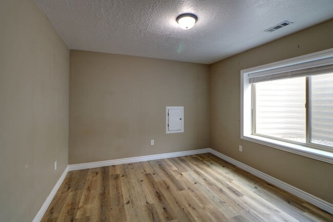 Building Photo - Traverse Mountain Pet Friendly Home.