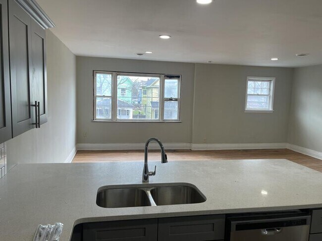 Building Photo - 515 Plymouth Avenue - 2