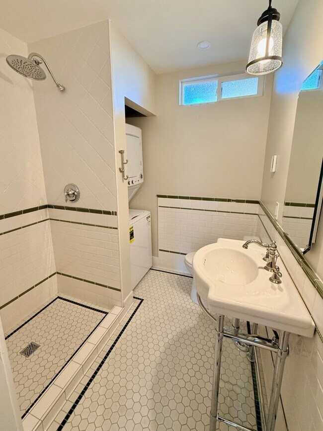 Building Photo - Beautifully Renovated 2 Bed, 1 Bath Near UNR – 900 Sq Ft