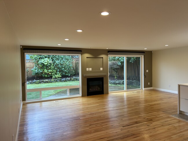 Building Photo - Mid-Century Bellevue Rambler 4 Bedroom 2 B...