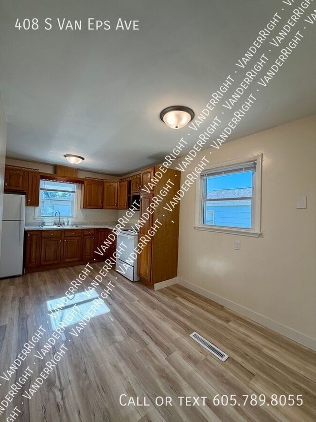 Building Photo - 408 S Van Eps Ave