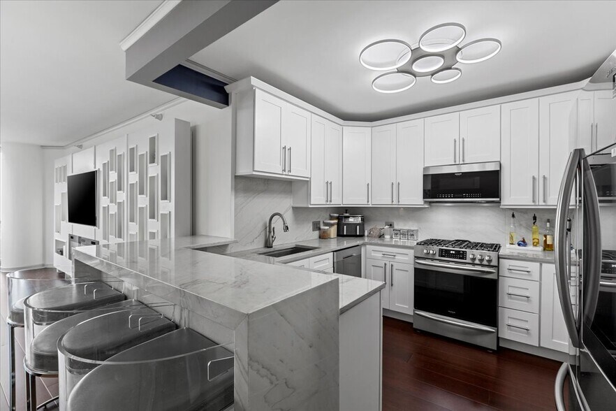 Building Photo - 420 E Waterside Dr
