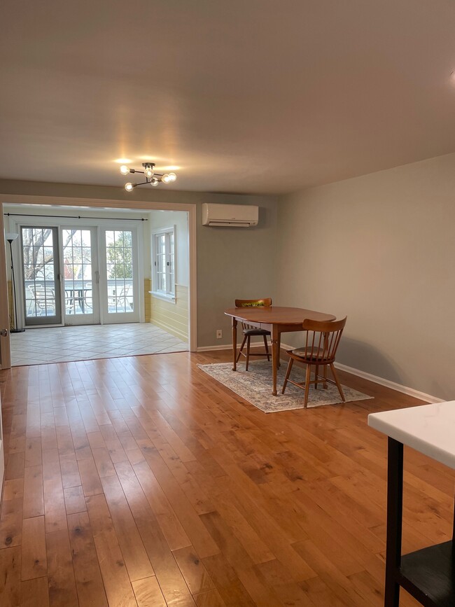 living/dining room - 6 Sutton Ct