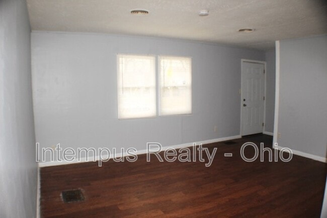 Building Photo - 967 Duxberry Ave