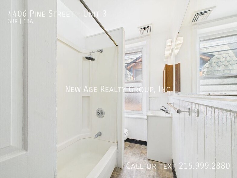 Building Photo - 4406 Pine St