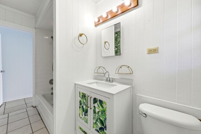 Building Photo - Neptune Beach Bungalow