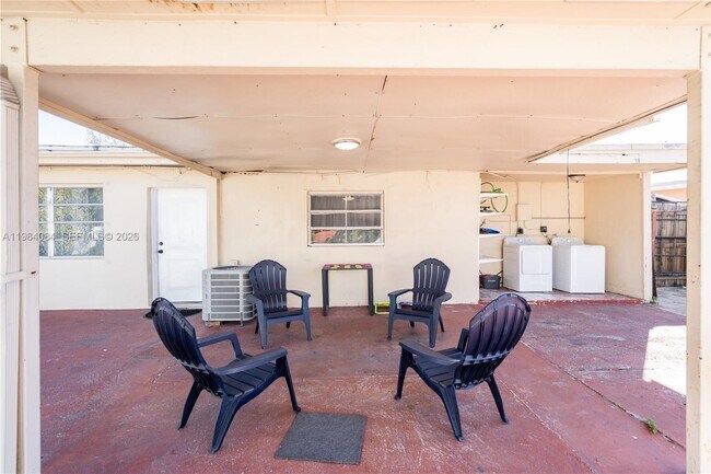 Building Photo - 690 E 10th Ave