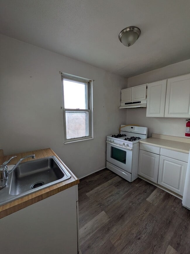 Building Photo - 2 bed 1 bath home with large living room a...