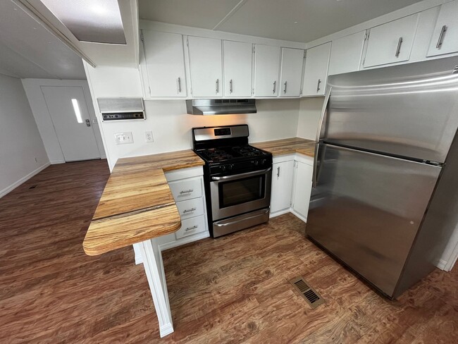 Building Photo - Newly Renovated Small 2BR w/Den Guest House