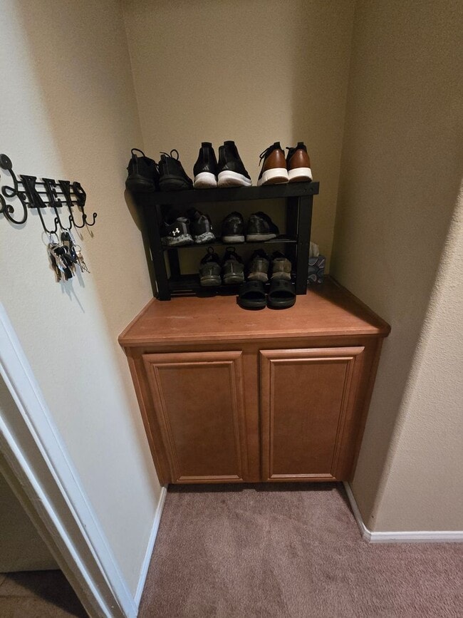 Building Photo - 3 Bedroom 2 Bath located in Mountain View DHS