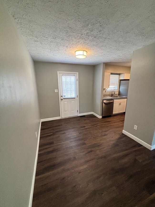 Building Photo - Spacious 3BR Rancher Near Washington Pike – Quiet Setting, Minutes to Downtown!