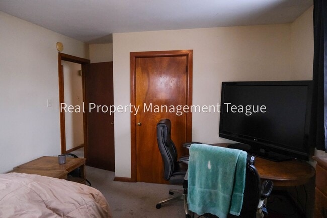 Building Photo - Charming 3 bedrooms in Rensselaer