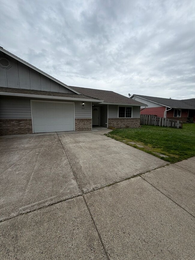 Building Photo - Large 2 Bedroom with Fenced Yard!