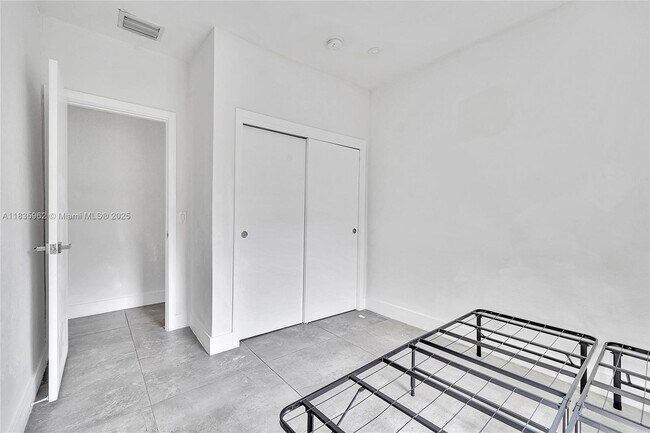 Building Photo - 19 NE 48th St