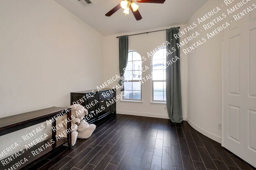 Building Photo - 4093 E Woodside Way