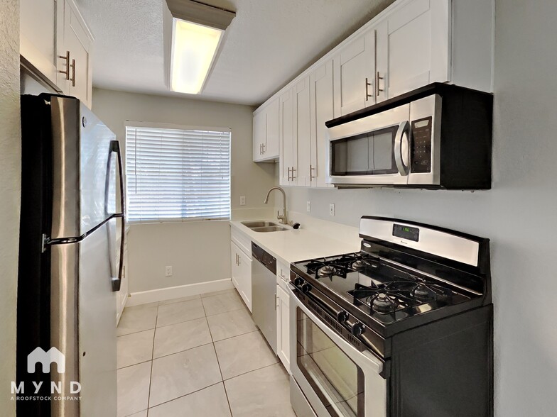 Building Photo - 4775 Seminole Dr