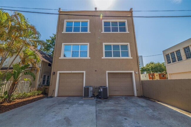 Building Photo - 330 Lang Ct N