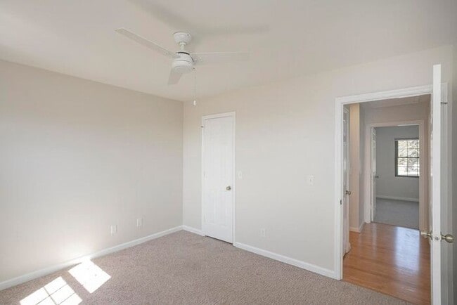 Building Photo - Beautiful 3 Bed Brentwood Townhome!