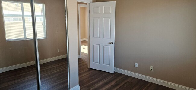 Building Photo - 109(209,211)