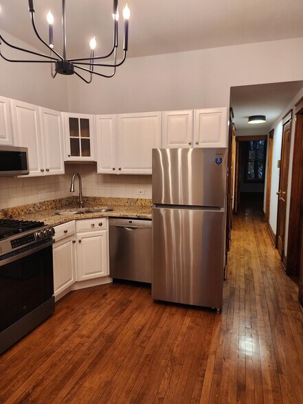 Primary Photo - 823 N Hoyne Ave