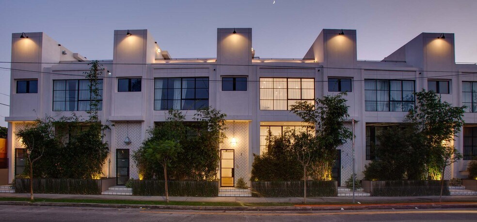 Primary Photo - 1258 N Las Palmas Ave