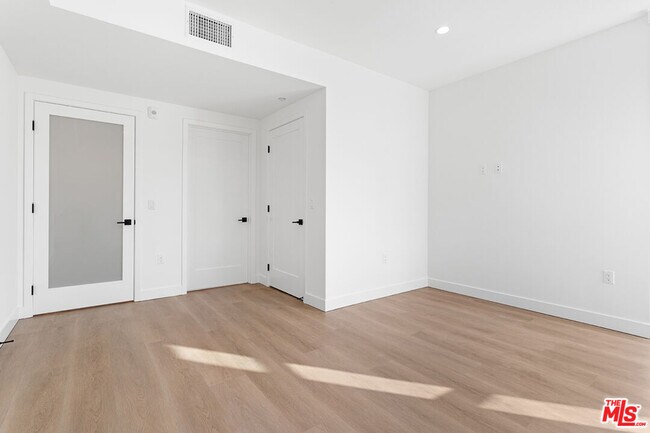 Building Photo - 164 Chestnut St