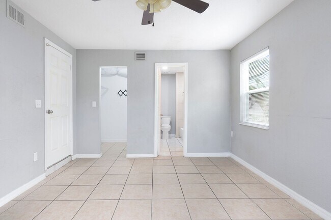 Building Photo - Charming & Rare 4-Bedroom Home in Saint Petersburg!